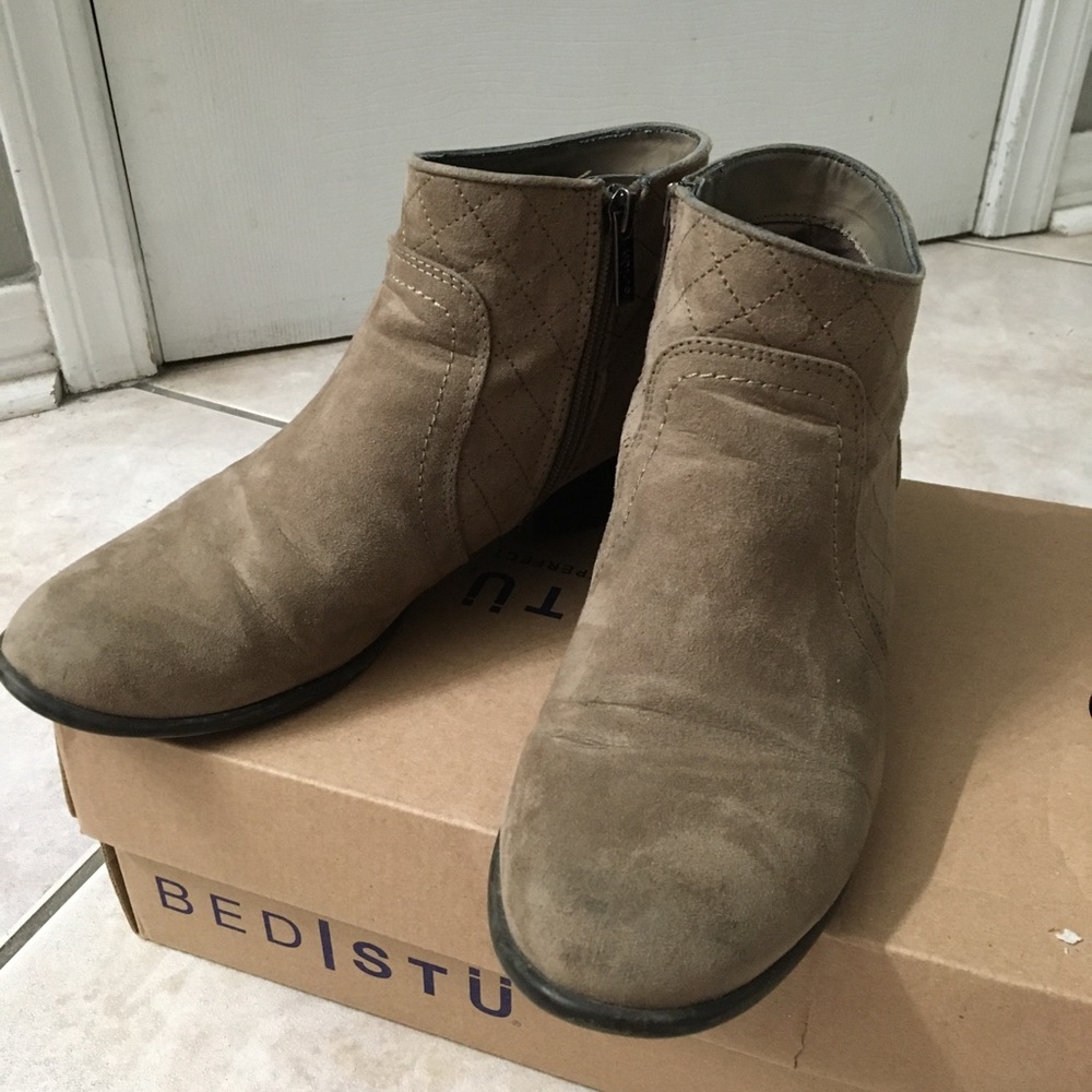 Women’s boots (shoes)